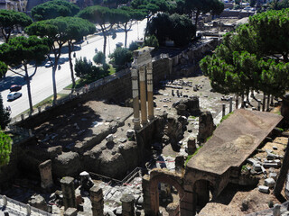The Roman Forum is an archaeological area of ​​Rome, consisting of the stratification of the remains of those buildings and monuments from heterogeneous eras that for much of the ancient history 