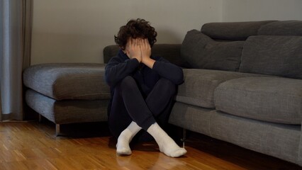DEPRESSED CHILD LEFT ALONE, CRIES AND DESPERATES. DIFFICULTIES DURING GROWTH IN ADOLESCENCE....