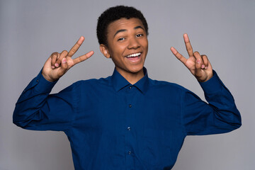 Cheerful African American teen shows gesture © Oleh Veres