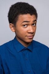 Obraz premium African American teenager looks incredulously