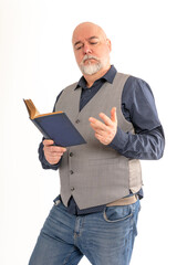 Homme chauve et barbu élégant entrain de lire un livre - fond blanc