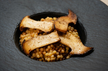 Fregola Sarda Hartweizennudeln eine Spezialität von Sardinien