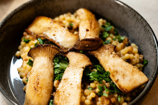 Fregola Sarda Hartweizennudeln eine Spezialit&auml;t von Sardinien