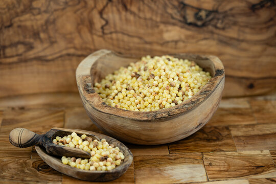 Fregola Sarda Hartweizennudeln eine Spezialit&auml;t von Sardinien