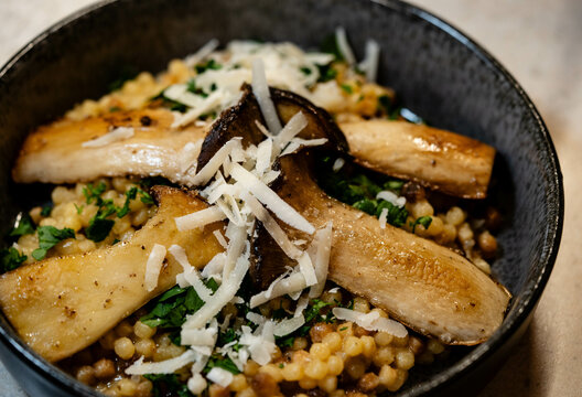 Fregola Sarda Hartweizennudeln eine Spezialit&auml;t von Sardinien