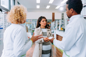Obraz premium Pregnant woman buying pregnancy medication.