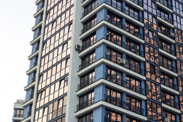 Obraz premium A very tall building that features many windows and numerous balconies