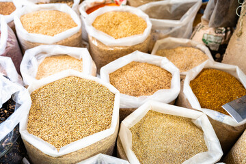 Gewürzmarkt-Sortiment verschiedenen Gewürze ordentlich nebeneinander angeordnet Vielzahl von Farben und Texturen