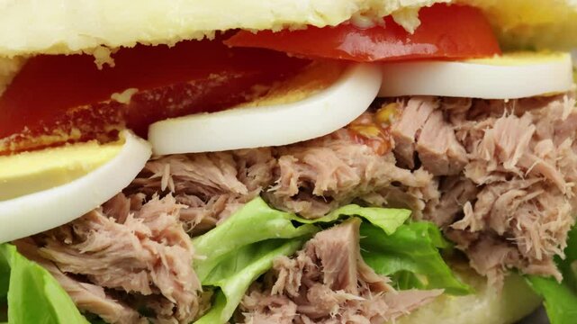 pain bagnat au thon, en gros plan