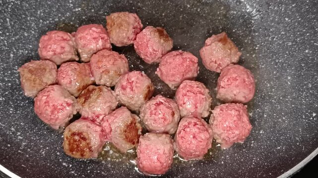 boules de boeuf cuisant dans une po&ecirc;le
