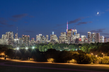 Panorama centrum Toronto o zmierzchu