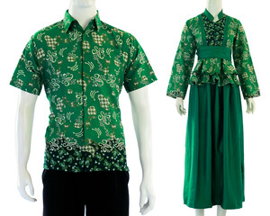 Couple batik green shirts, short-sleeve shirts for men and long-sleeve shirts for women. Good couples when attending formal event invitations.