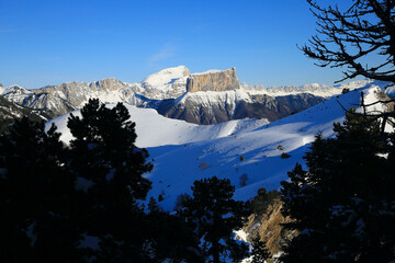 Mont Aiguille et Grand Veymont enneigés. Massif du Vercors. Parc naturel régional du Vercors....
