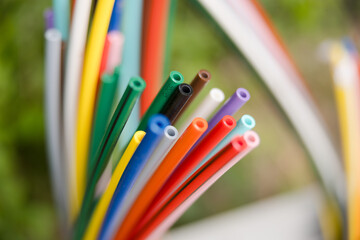 Offene Glasfaser-Verteilerbox mit bunten Glasfaser-Rohren – Breitbandausbau in Wohngebieten,...