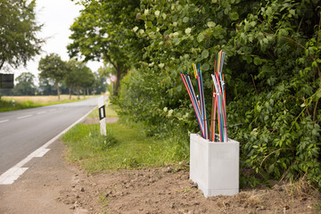 Offene Glasfaser-Verteilerbox mit bunten Glasfaser-Rohren – Breitbandausbau in Wohngebieten,...