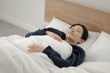ベッドで寝ている女性
