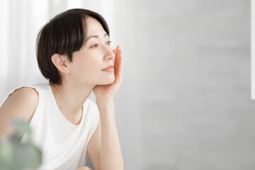 ミドル女性　ビューティー　スキンケア