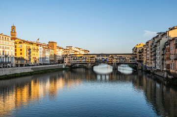 Obraz premium Brücke Ponte Vecchio in Florenz in Abendsonne