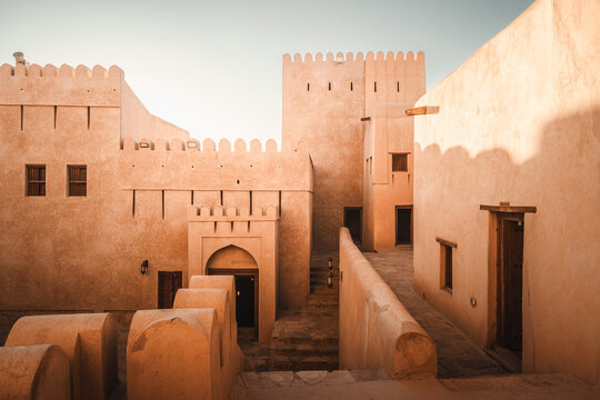 Nizwa Fort mit Minarett - Traditionelle omanische Architektur Licht und Schatten in der Festungsarchitektur &ndash; Nizwa, Oman