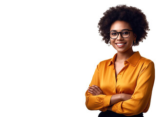 Mujer afroamericana, elegante y segura de sí misma, cruzando los brazos con una sonrisa cálida. Lleva una blusa elegante y tiene un estilo moderno. Perfecta para proyectos de moda.