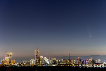 都市夜景と彗星