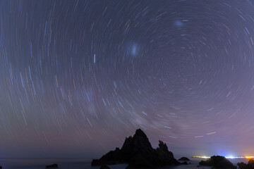 Sterne drehen sich um den Camel Rock bei Bermagui in Australien. Langzeitaufnahme mit der...
