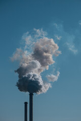 Rauch oder Qualm aus einem Industrie-Schornstein