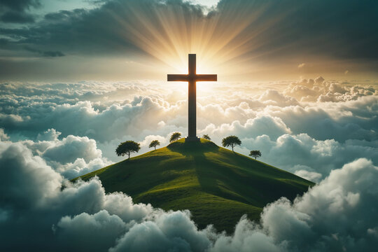 Croce cristiana sulla cima di una montagna circondata dalle nuvole e illuminata dalla luce del sole al tramonto
