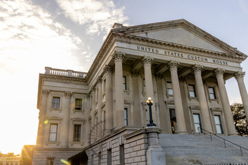 Obraz premium Sunset at the US Custom House in Charleston SC