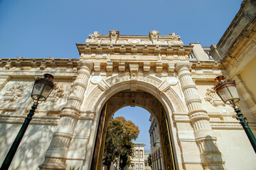 Obraz premium historical gate arch yildiz sarayi (star palace) in besiktas istanbul 