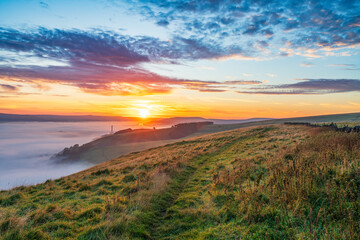 Obraz premium Beautiful sunrise scenery with cloud inversion in Hope valley near Castleton. Peak District. England
