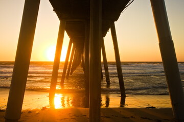 Fototapeta premium Sun setting at Hermosa Beach Pier.