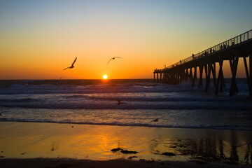 Fototapeta premium Sun setting at Hermosa Beach Pier.