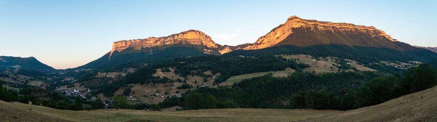 Panoramablick bei Sonnenuntergang auf Entremont-le-Vieux und den Mont Granier, Col de l'Alpette und Le Pinet in der Chartreuse