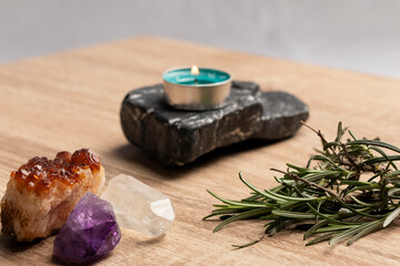 varioscuarzos, una vela encendida sobre una piedra, una rama de lavanda, objetos para ritual © Nohema Contreras V