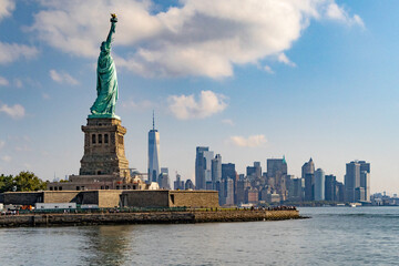 View of Statue of Liberty and New York City Skyline © Sergej
