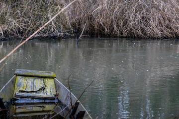 Verlassenes Boot am Waldfluss
