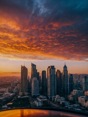 Obraz premium Cityscape through a lens at urban sunset