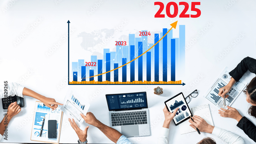 Aufkleber this image illustrates a team analyzing a business growth chart with projections leading to 2025. th