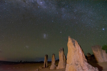 Nocne niebo pełne gwiazd w zachodniej Australii - Pinnacles night photo