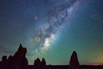 Droga Mleczna i nocne niebo w zachodniej Australii na pustyni Pinnacles - Astrophoto and night sky full of stars in Australia