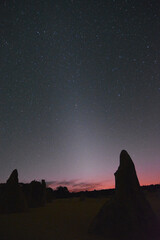 Światło zodiakalne na nocnym niebie, przed wschodem Słońca - Australia zachodnia, Pinnacles Park