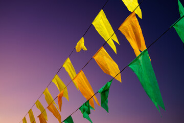 varal com bandeirinhas coloridas de festa junina