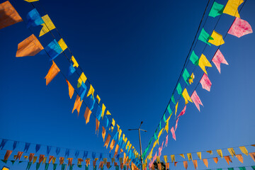 decora&ccedil;&atilde;o de rua com muitas bandeirinhas coloridas