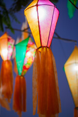 bal&otilde;es decorativos iluminados de festa junina no nordeste do brasil