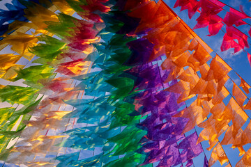 s&atilde;o jo&atilde;o - bandeiras coloridas esvoa&ccedil;antes de festa junina no brasil