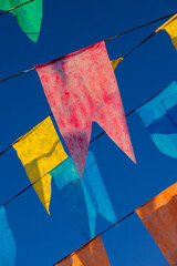 bandeirinhas coloridas de festa junina