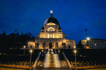 the impressive architecture of the Oratory of Saint Joseph, with its elegant and majestic structure...
