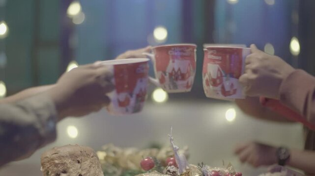 Momentos M&aacute;gicos de Navidad: Cena con Panet&oacute;n y Tazas Decoradas