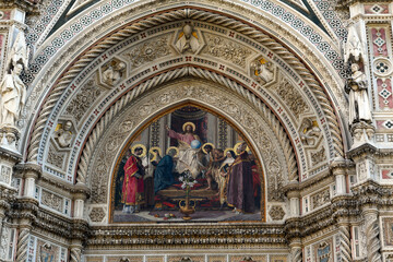 Mosaik über dem Hauptportal des Doms in Florenz (Italien)